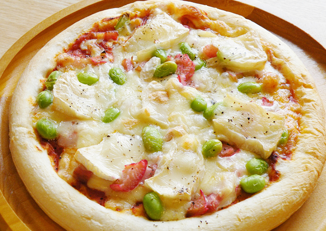 赤いルバーブと緑の枝豆　ピザ